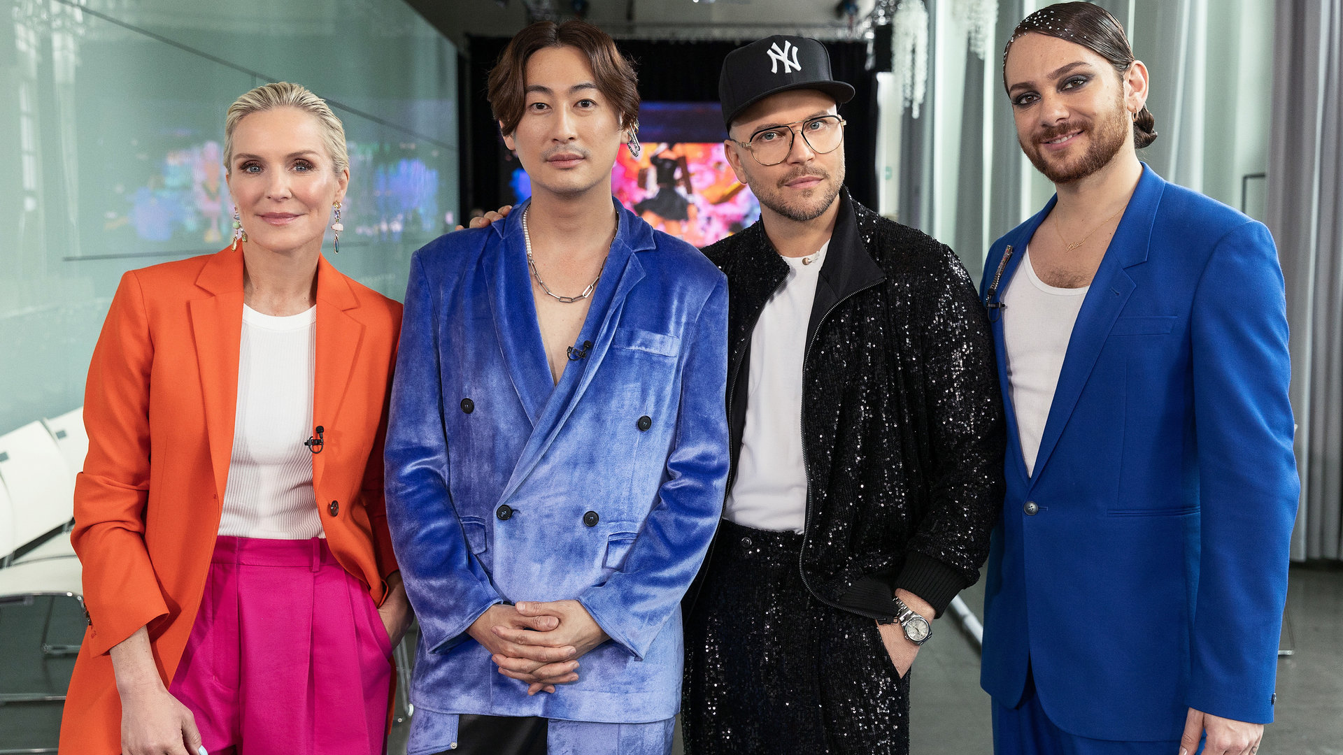 "Glow Up - Deutschlands nächster Make-up-Star: Fashion Show": Von links: Jurorin Loni Baur, Gastjuror und Fashion Designer Damur Huang, Juror Armin Morbach und Moderator Riccardo Simonetti schauen lächelnd direkt in die Kamera.