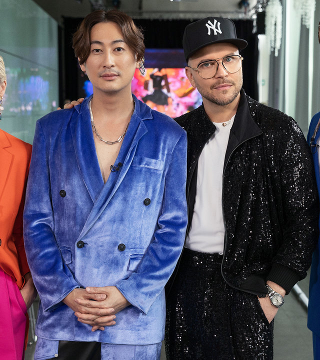 "Glow Up - Deutschlands nächster Make-up-Star: Fashion Show": Von links: Jurorin Loni Baur, Gastjuror und Fashion Designer Damur Huang, Juror Armin Morbach und Moderator Riccardo Simonetti schauen lächelnd direkt in die Kamera.