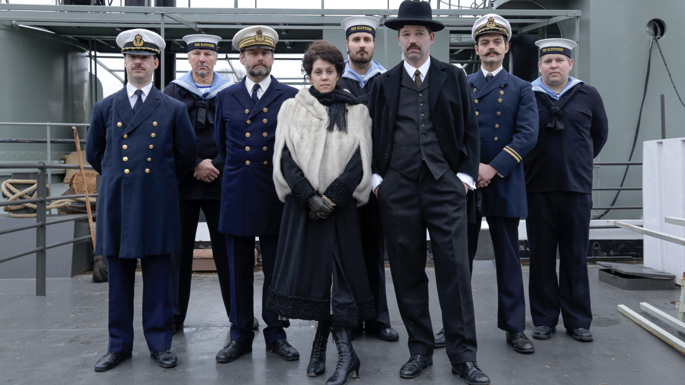 "Der Verrat des Kaisers – Kaiser Karl und das Ende": Kaiser Karl (Leopold Altenburg) und seine Frau Zita (Daniela Golpashin) mit der Mannschaft der HMS Glowworm am Liegeplatz in Szentendre in Ungarn.