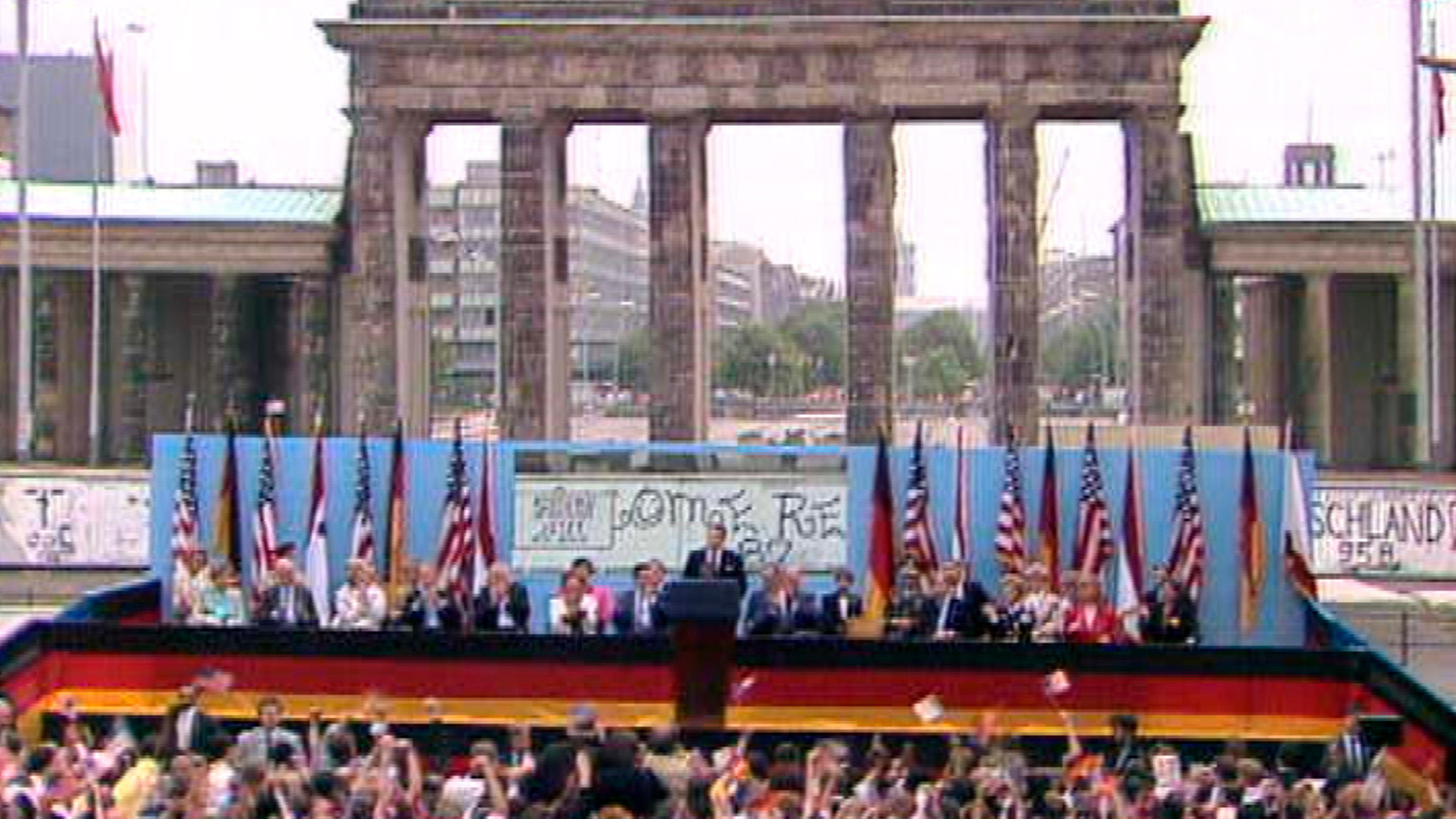 "Mauerjahre - Leben im geteilten Berlin: 1981- 1990": 1987 war das Jahr, in dem Berlin sein 750-jähriges Bestehen groß feierte: in Ost und West – getrennt. Es war das Jahr, in dem in West Berlin zum ersten Mal Smog der Alarmstufe 1 ausgerufen wurde und US Präsident Ronald Reagan am Brandenburger Tor den sowjetischen Generalsekretär Michail Gorbatschow aufforderte, das Tor zu öffnen und die Mauer einzureißen.