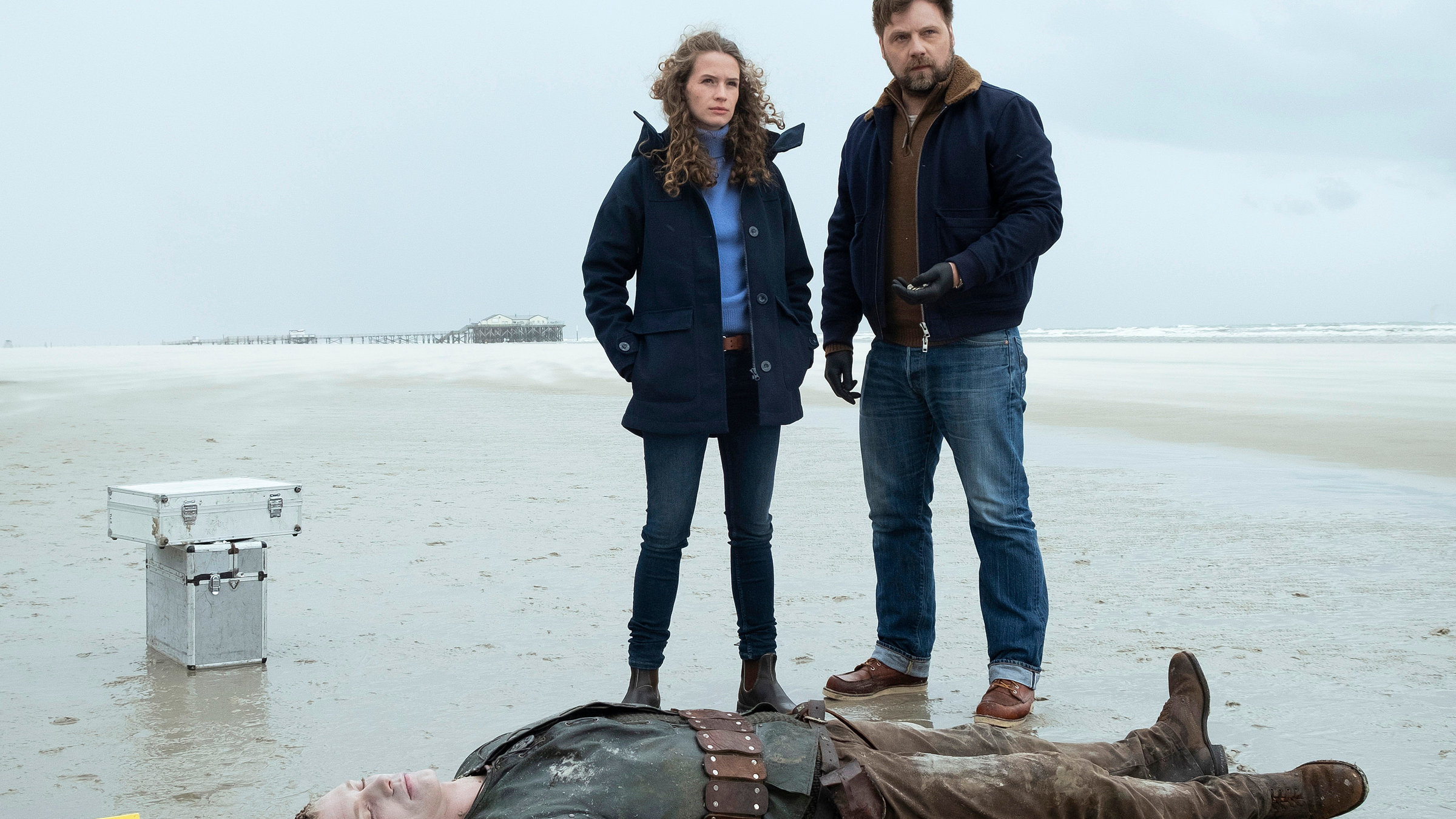 "Die Toten am Meer": Eine Leiche in Wikingerkluft (Gunnar Graumann, unten): Kommissarin Ria Larsen (Marlene Tanczik, li.) und ihr früherer Partner Brandt (Christoph Letkowski, re.) sind vor Ort.