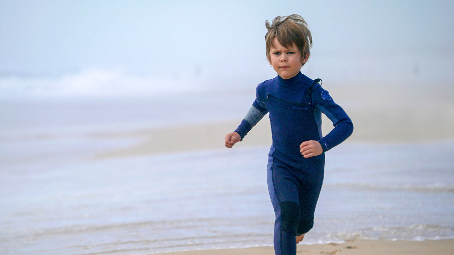 "The last Wave - Botschafter": Thomas (Gael Raes) rennt am Strand entlang.