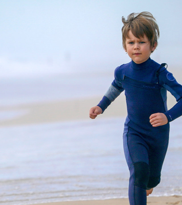 "The last Wave - Botschafter": Thomas (Gael Raes) rennt am Strand entlang.