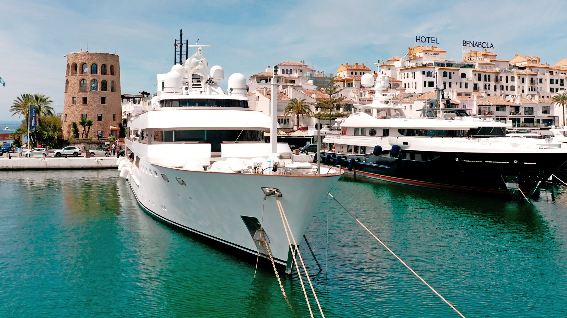 "Mythos Marbella - Der Traum vom ewigen Sommer": Superjacht im Hafen Puerto Banús in Marbella an der spanischen Costa del Sol.