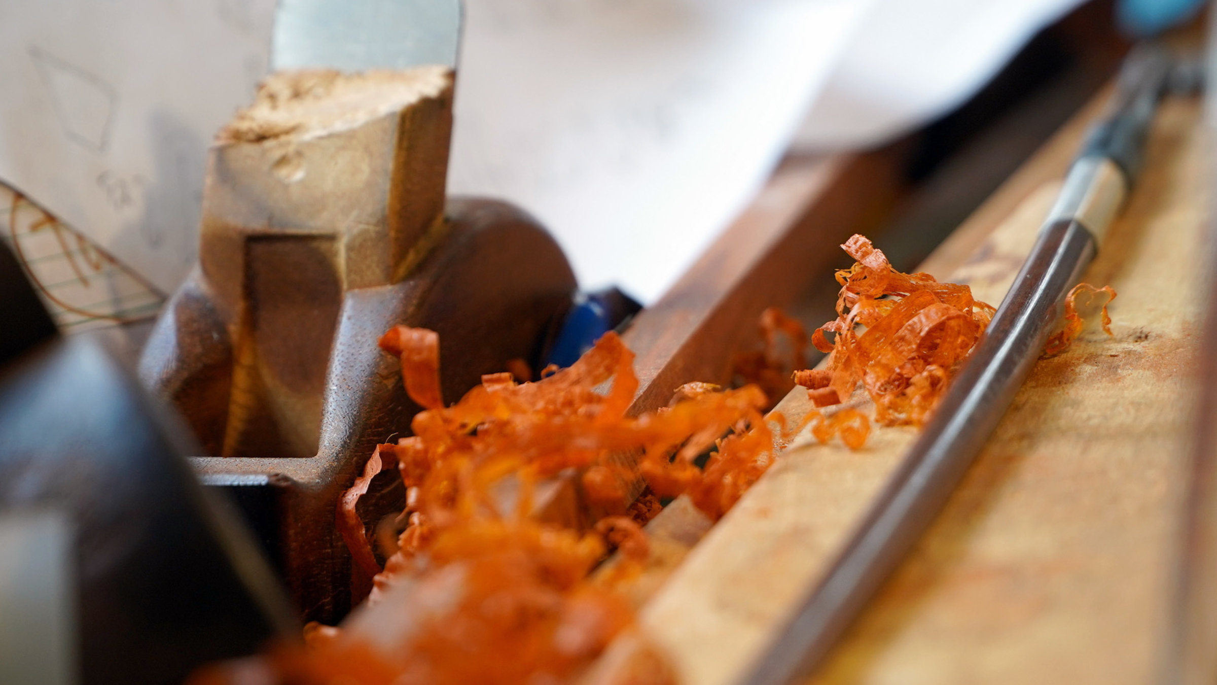 "Vollendeter Klang - Die Kunst der Bogenmacher": Geigenbogen mit Hobelspänen