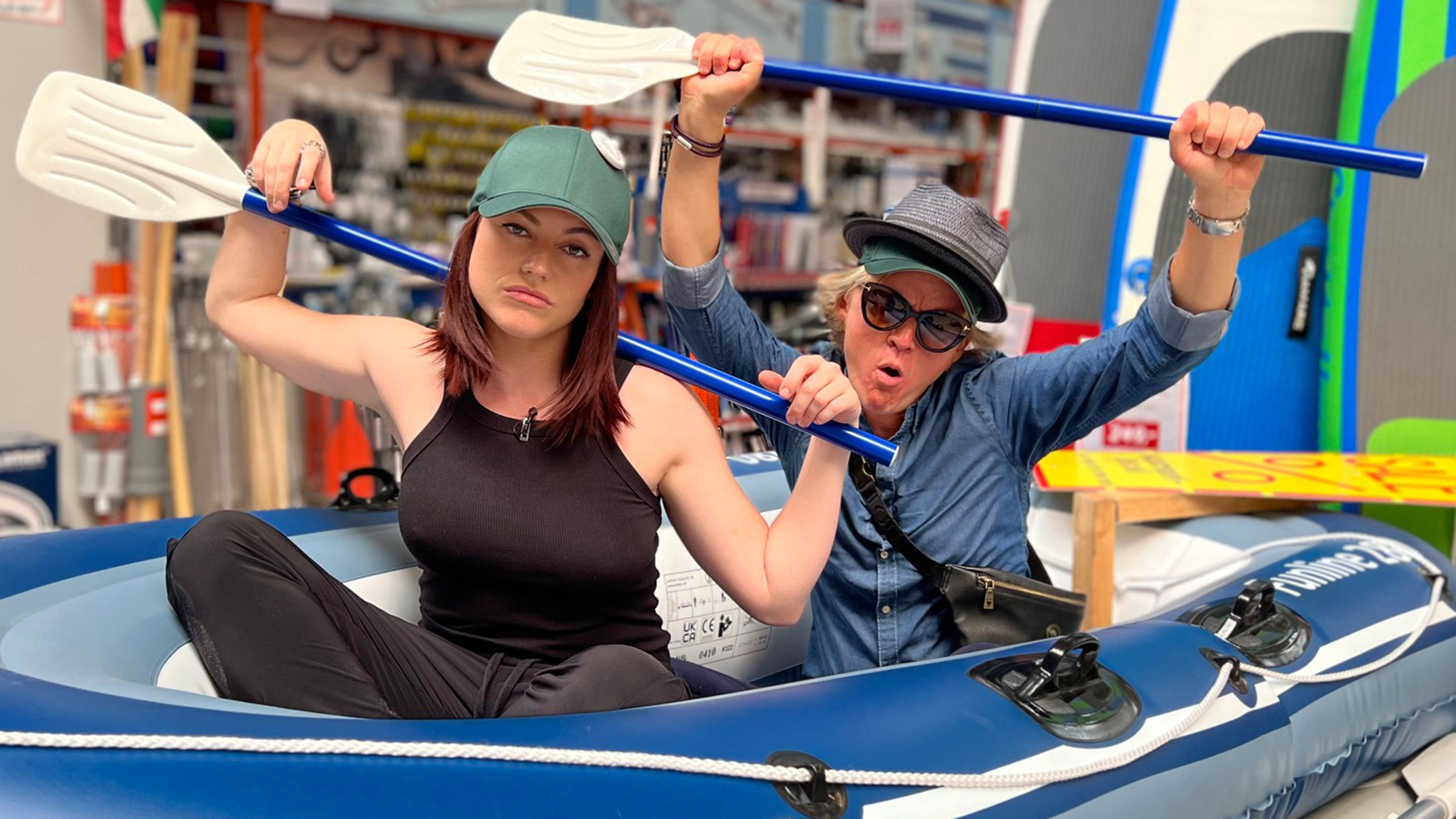 "Kurzstrecke mit Pierre M. Krause - Tahnee bricht sich das Herz": Wenn Comedienne Tahnee (li.) und Pierre M. Krause aufeinanderstoßen, wird es garantiert wild. Egal mit welchen Manieren ihr eure inneren Kinder erzogen habt, Tahnee und Pierre nehmen sie mit ins Crazy-Fun-Land. Wehrt euch nicht und lasst sie los, sie sind in besten Händen. Und keine Panik, sie lernen auch was über Botanik. Den Bildungsauftrag nehmen wir bei der Kurzstrecke sehr ernst.