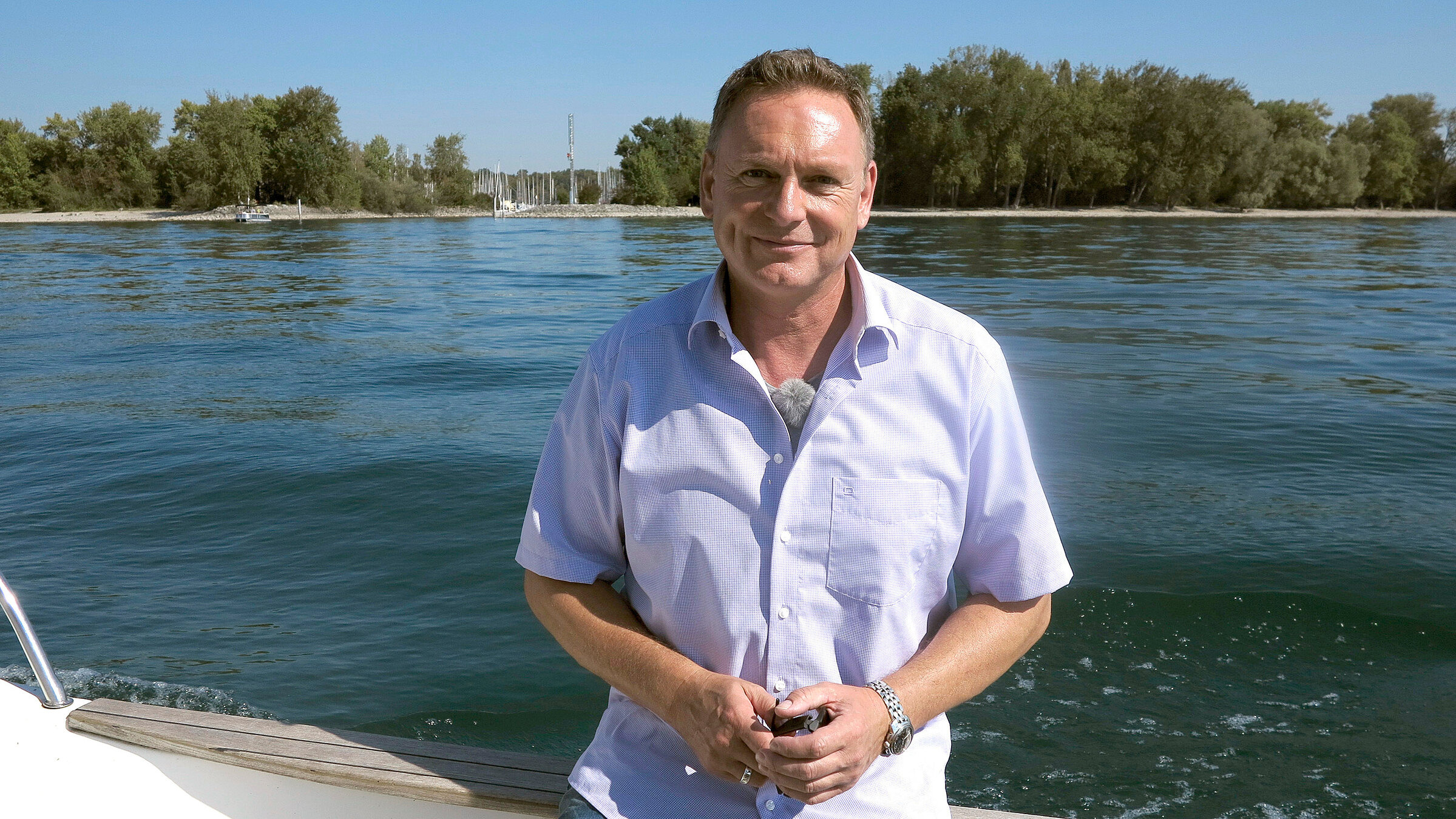 "Sagenhaft - Der Bodensee": Der Bodensee – bergumringt und sonnenverwöhnt. Er ist der drittgrößte Binnensee Mitteleuropas, nur Balaton und Genfer See sind mächtiger. Deutschland, Österreich und die Schweiz teilen sich dieses Idyll, das Moderator Axel Bulthaupt erlebt und entdeckt – zu Wasser, zu Land und in der Luft.