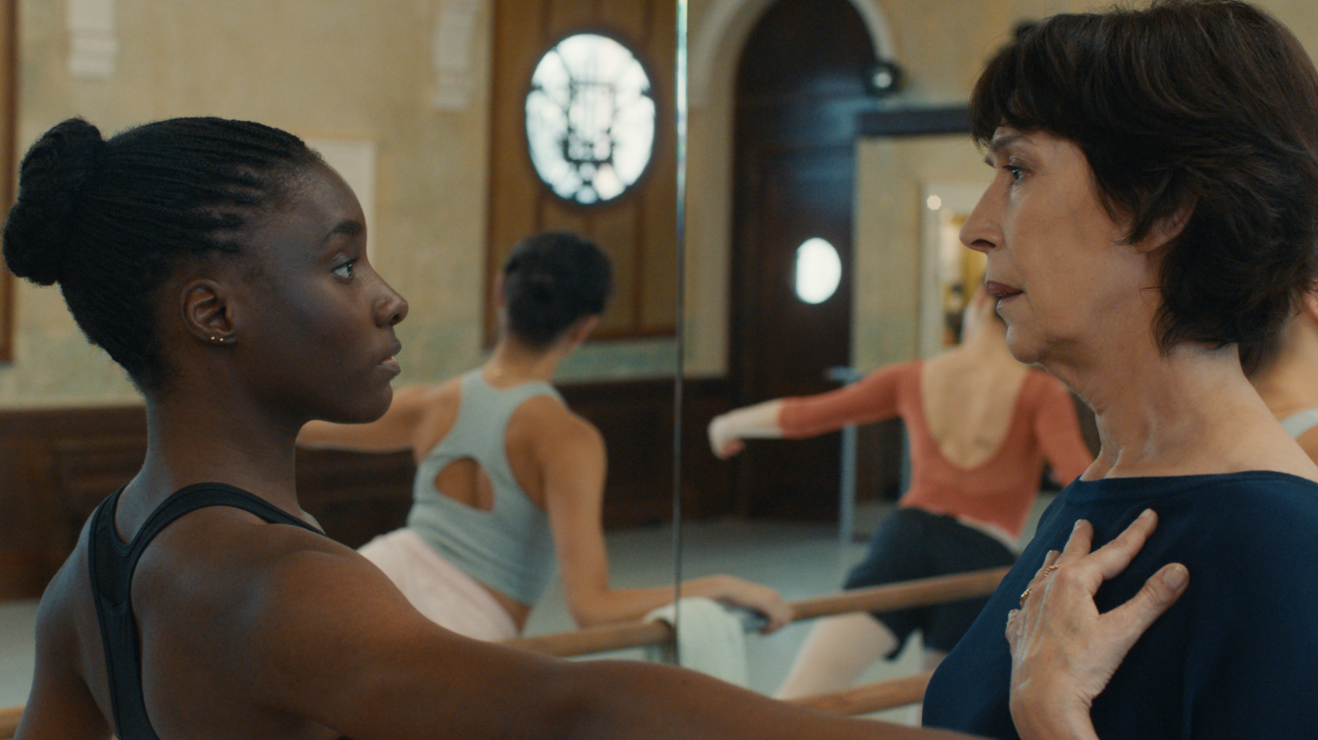 "L´Opéra - Dancing in Paris - Aufbruch": Flora (Suzy Bemba) steht Diane (Anne Alvaro) in einem Ballettsaal gegenüber und hält Diane durch ihren ausgestreckten Arm entschieden auf Abstand.