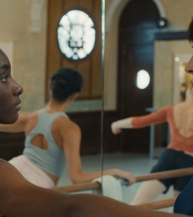 "L´Opéra - Dancing in Paris - Aufbruch": Flora (Suzy Bemba) steht Diane (Anne Alvaro) in einem Ballettsaal gegenüber und hält Diane durch ihren ausgestreckten Arm entschieden auf Abstand.