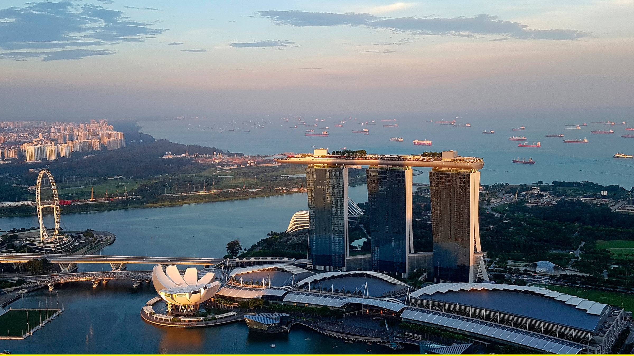 "Traumziel Singapur - Asiens globaler Hotspot": Hotel "Marina Bay Sands" und Mündung des Singapore River in die Straße von Singapur.