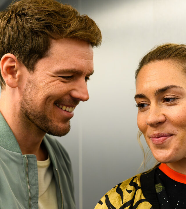 "Bettys Diagnose - Letzte Reise": Dr. Julius Walden (Constantin Lücke) und Betty Hertz (Henrike Hahn) stehen im Aufzug und unterhalten sich lächelnd.