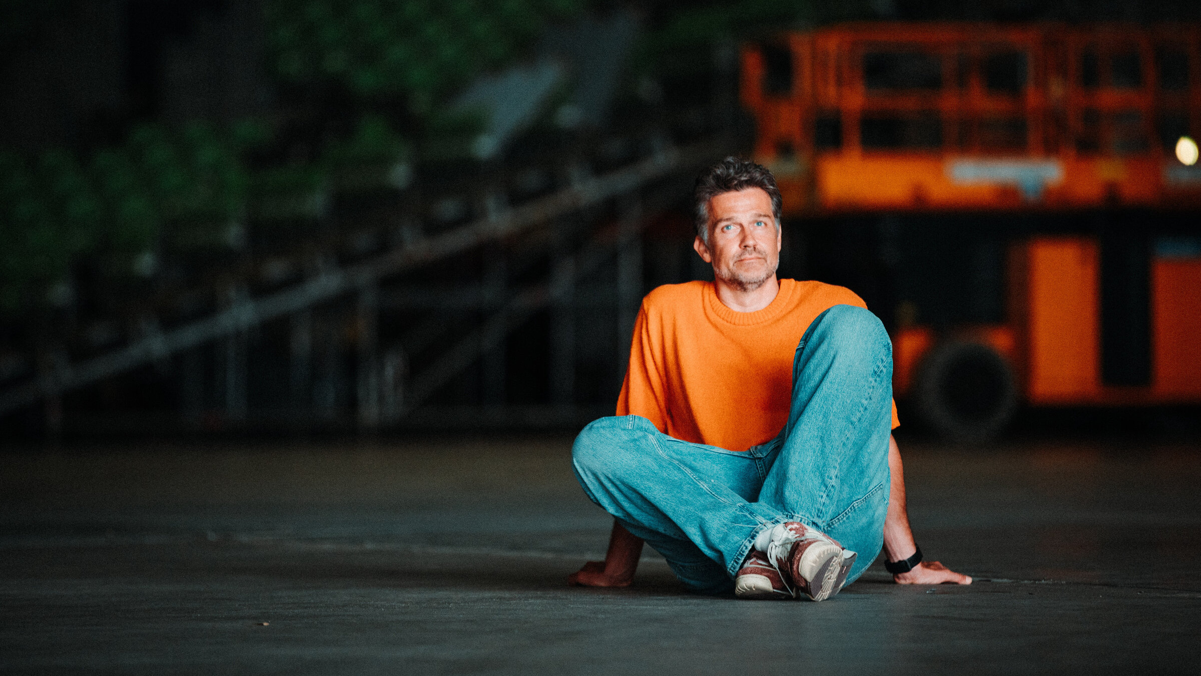 "Durch meine Augen - Mein Vater Howard Carpendale": Wayne Carpendale bei den Tourproben in Riesa. In dem Film gibt Wayne Carpendale intime Einblicke, die das Publikum so noch nicht gesehen hat. Es sind die stillen Augenblicke abseits der Scheinwerfer und die besondere Beziehung zwischen Vater und Sohn.