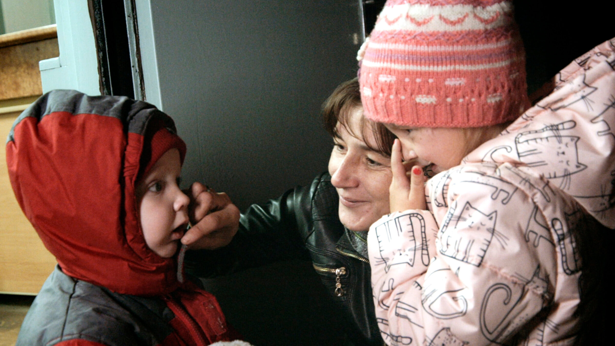 "Die verschleppten Kinder der Ukraine": Viktor (l.) ist zu seiner Mutter Olha Puzik nach Hause zurückgekehrt und sieht seine Schwester Veronika wieder.