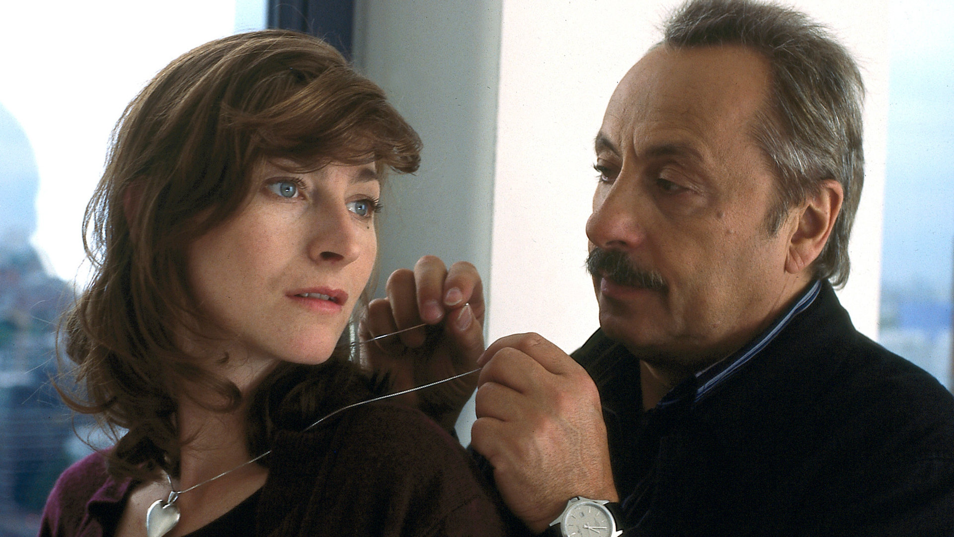 "Stubbe - Von Fall zu Fall: Nina": Hauptkommissar Stubbe (Wolfgang Stumph) legt Nina (Tatjana Alexander) eine silberne Halskette mit einem Herz um den Hals. Nina wirkt berührt und schaut über ihre linke Schulter.