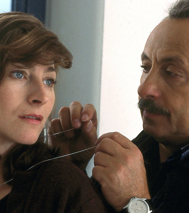 "Stubbe - Von Fall zu Fall: Nina": Hauptkommissar Stubbe (Wolfgang Stumph) legt Nina (Tatjana Alexander) eine silberne Halskette mit einem Herz um den Hals. Nina wirkt berührt und schaut über ihre linke Schulter.