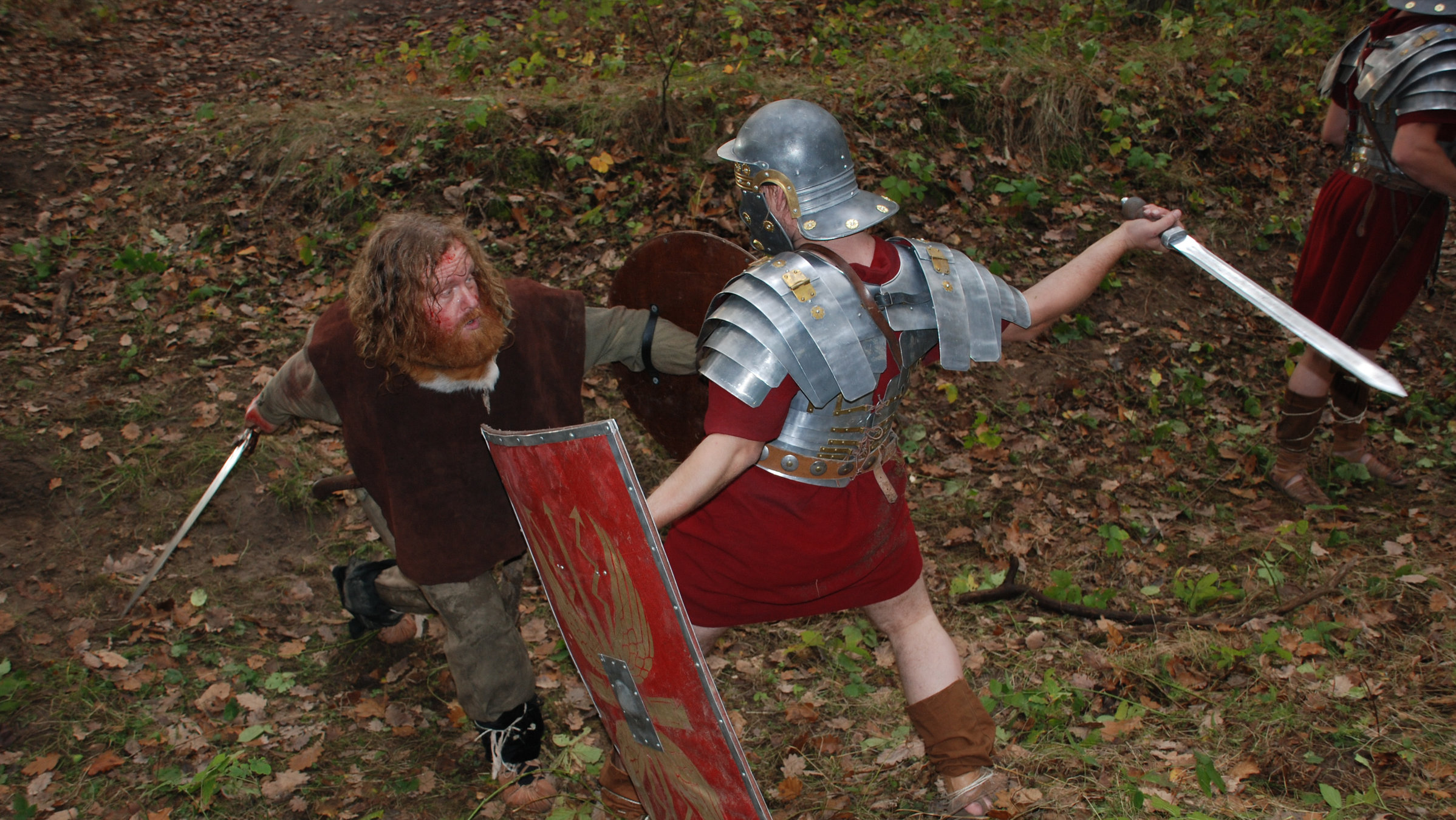 "Terra X: Kampf um Germanien - Die Schlacht im Teutoburger Wald": Spielszene: ein römischer Berufssoldat im Kampf gegen einen Germanen