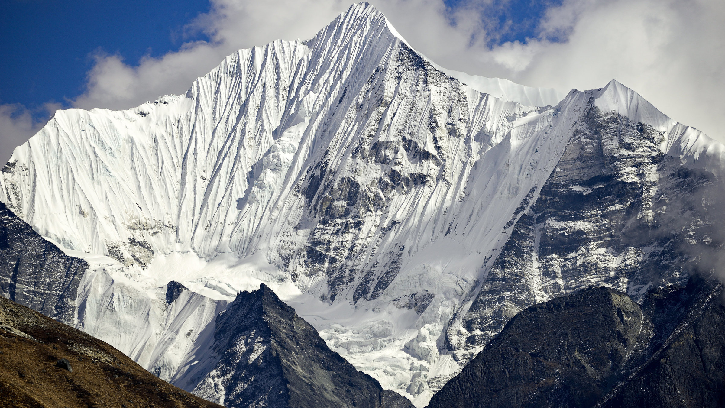 "Brahmaputra - Der große Fluss vom Himalaya (1/3) - Tibet - Von der Quelle bis zur großen Schlucht": Langtang- Lirung, Grenze zwischen Tibet und Nepal, Himalaya Hauptkamm.