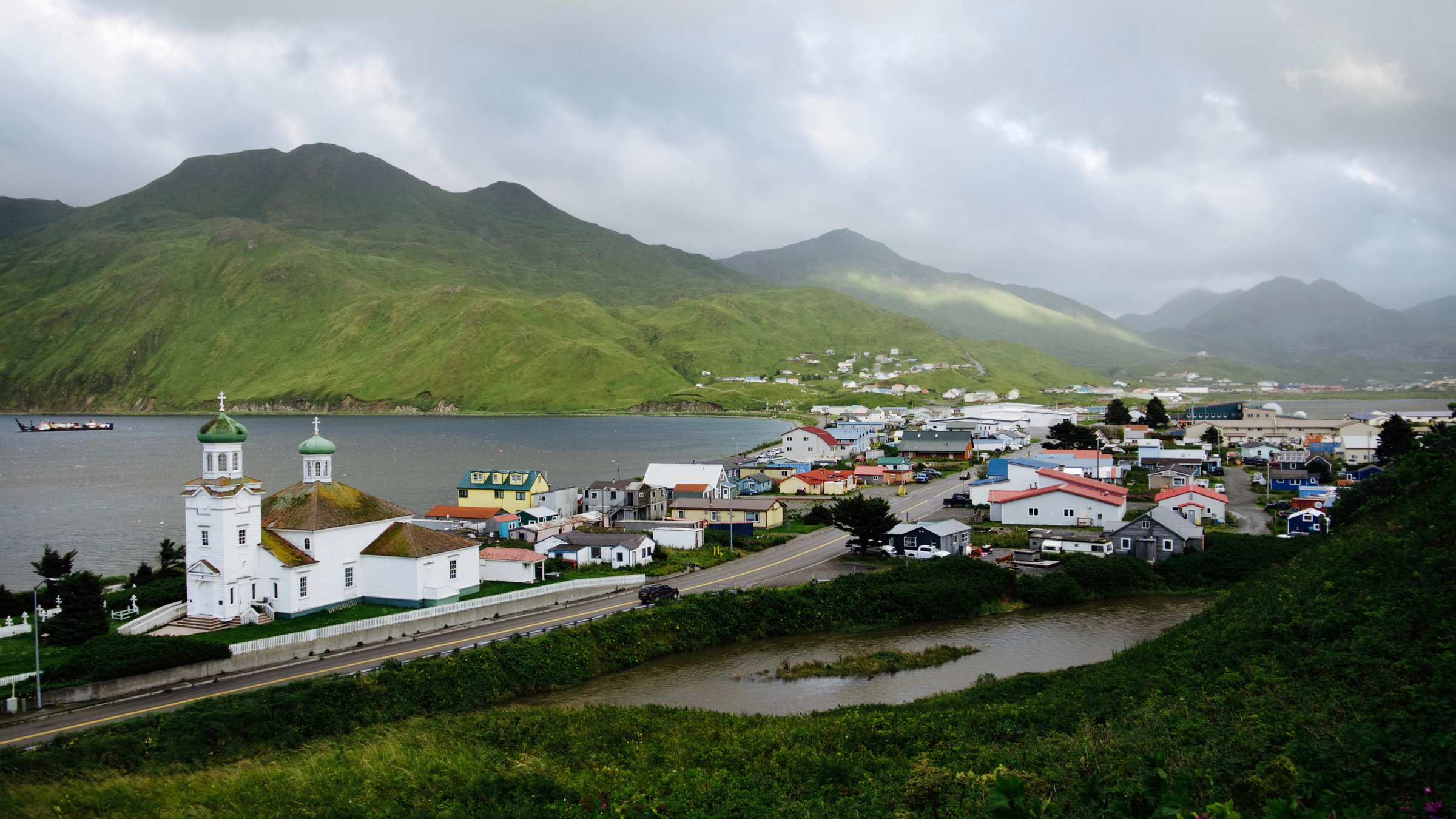 "Alaskas wilder Westen - Inseln am Rande der Zeit": Der einzige Ort auf Unalaska ist Dutch Harbour. Er ist einer der wichtigsten Fischereihäfen der USA.