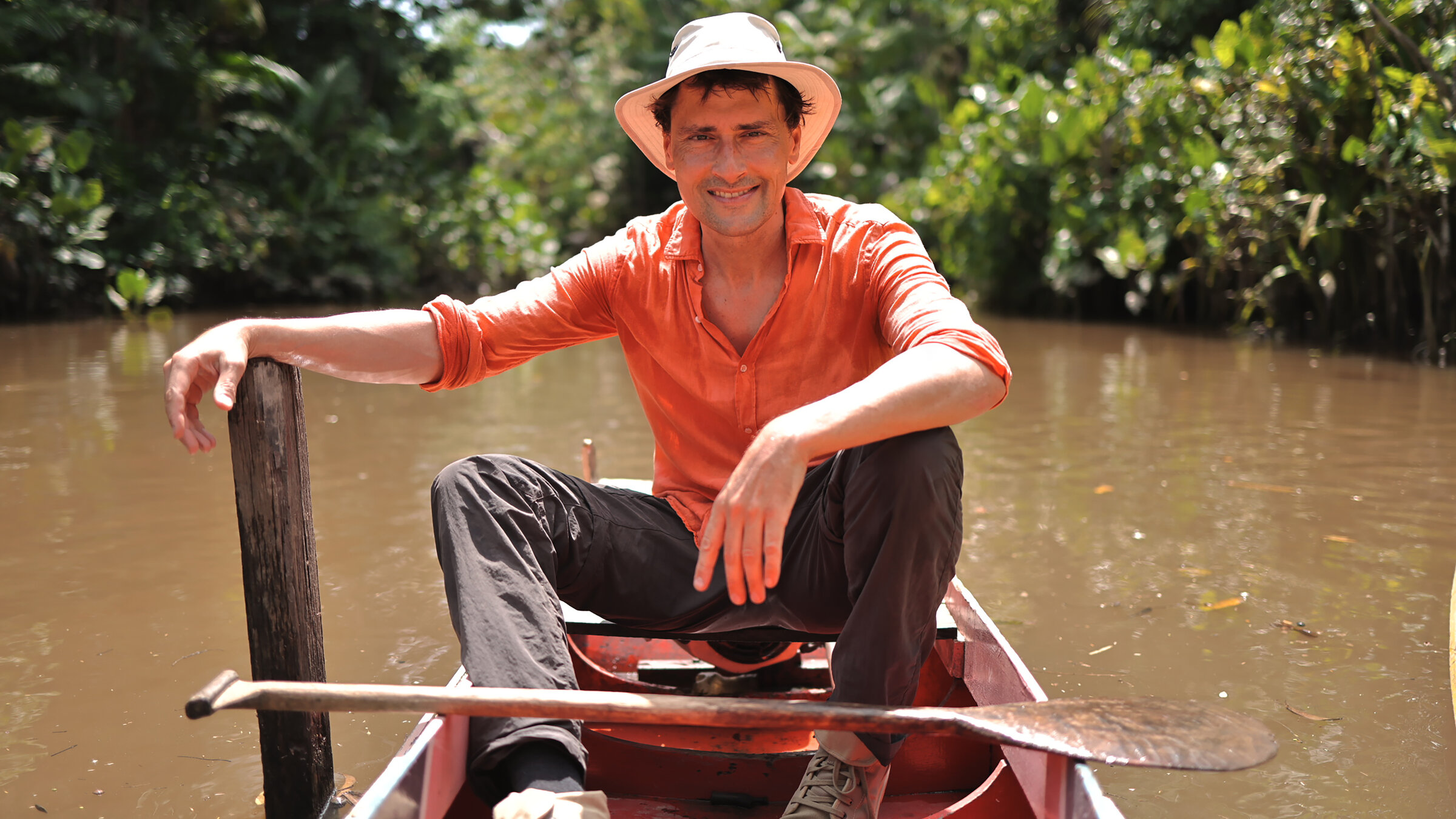 "Terra X: Faszination Wasser - Flussdeltas": Moderator Uli Kunz sitzt mit Strohhut in einem Boot auf dem Amazonas.