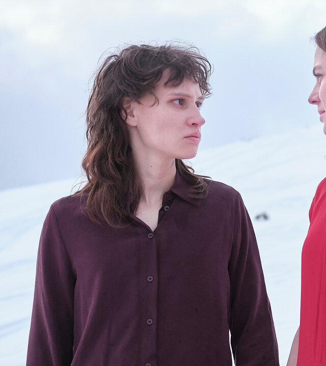 "WAKE UP - Atmen": Emilia (Luna Jordan,l.) und Clara (Alicia von Rittberg, r.) stehen vor einem verschneiten Hang und halten sich an den HÃ¤nden. Dabei blicken sie sich in die Augen.