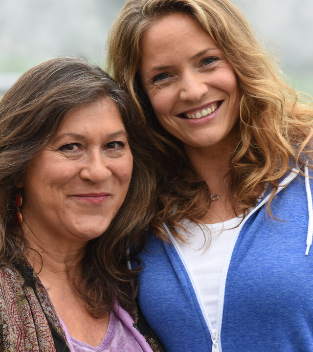 "Lena Lorenz - Entscheidung fürs Leben": Lena Lorenz (Patricia Aulitzky) und ihre Mutter Eva (Eva Mattes) stehen Arm in Arm nebeneinander. Die beiden stehen im Grünen und lachen in die Kamera.