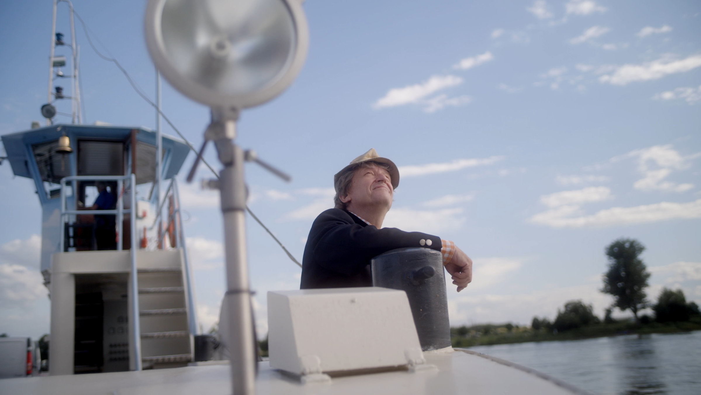 "Beim Pelzig auf der Bank - Scheiß Zukunft": Erwin Pelzig sitzt auf einem Bootsdeck und schaut in den Himmel.