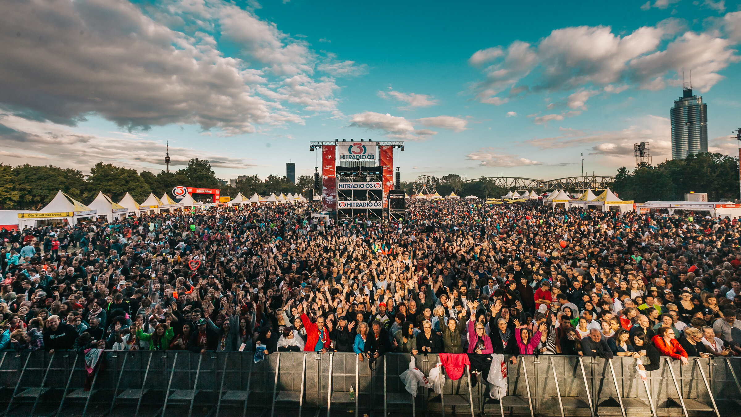 "Avec, Donauinselfest, 2025": Ö3-Bühne, Publikum.