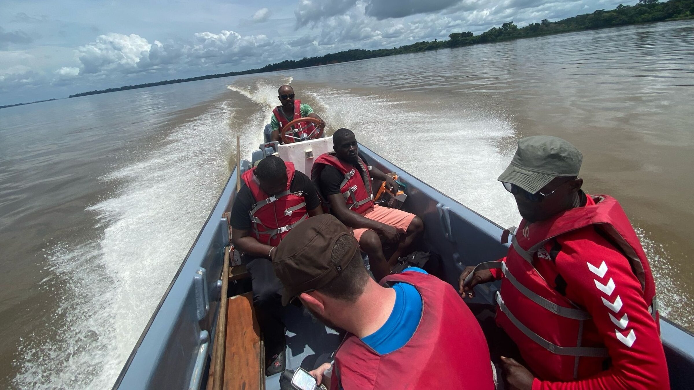 "E-DNA: Spuren im Wasser": Erste Expedition der Wissenschaftler auf dem Ogoouée.