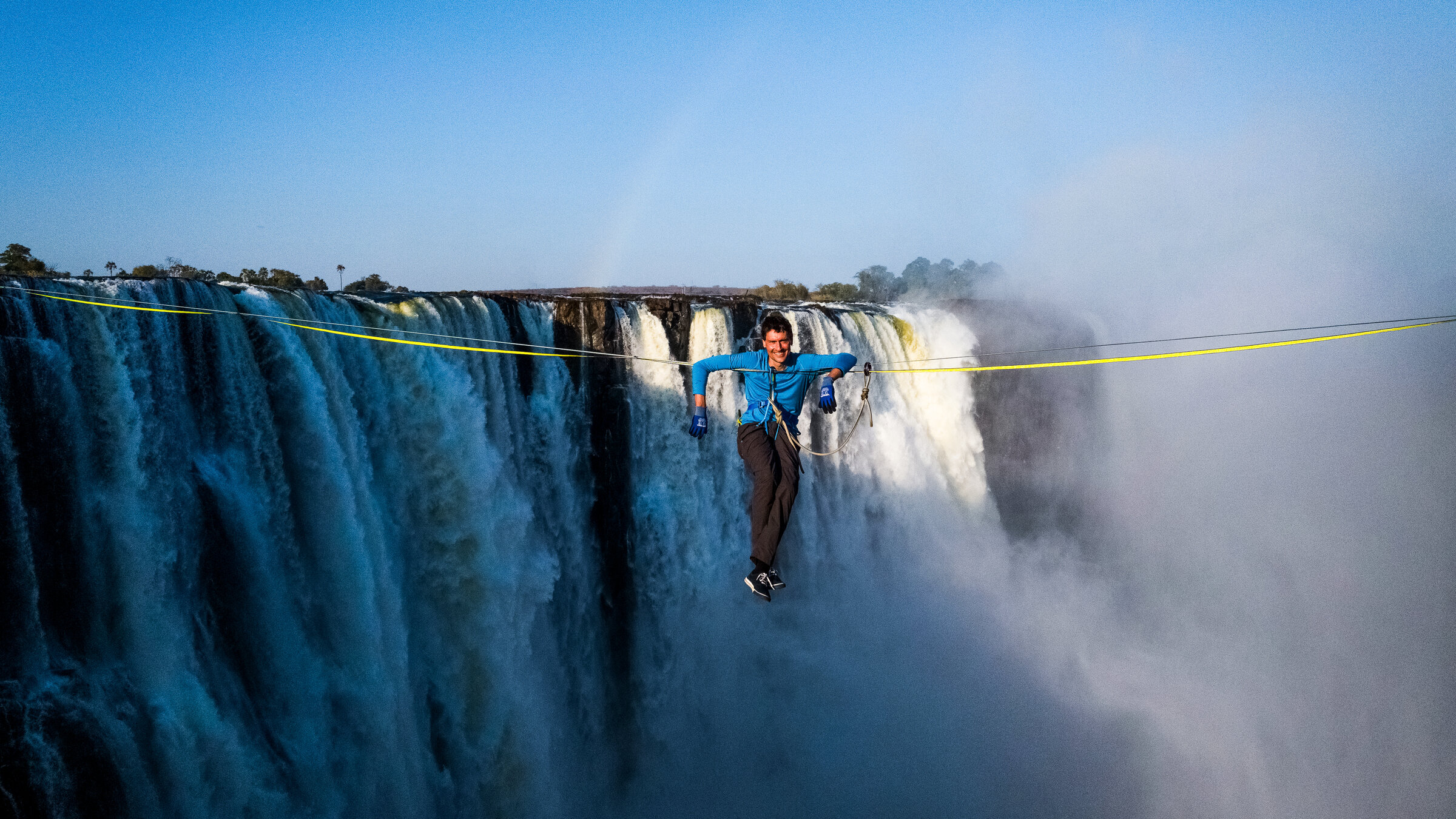 "Terra X: Faszination Wasser - Wasserfälle": "Terra X"-Moderator Uli Kunz hängt an einer Slackline vor den Viktoriafällen, einem der größten Wasserfälle der Welt.