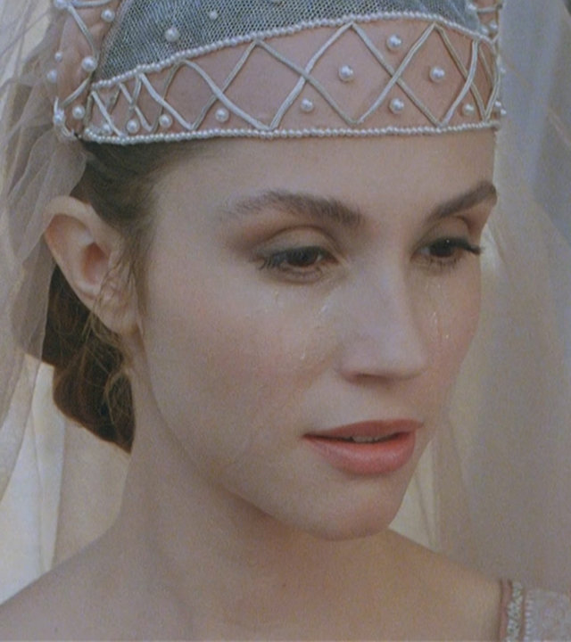 "Prinzessin Fantaghirò" - Teil 5: Großaufnahme von Prinzessin Fantaghirò (Alessandra Martines) mit Tränen im Gesicht.