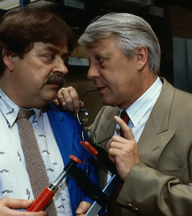 "Die Wicherts von nebenan: Sonnige Aussichten": Eberhard (Stephan Orlac) hat seinen Arm auf die Schulter von Werkmeister Heinz (Andreas Mannkopff) gelegt und spricht mit ihm.