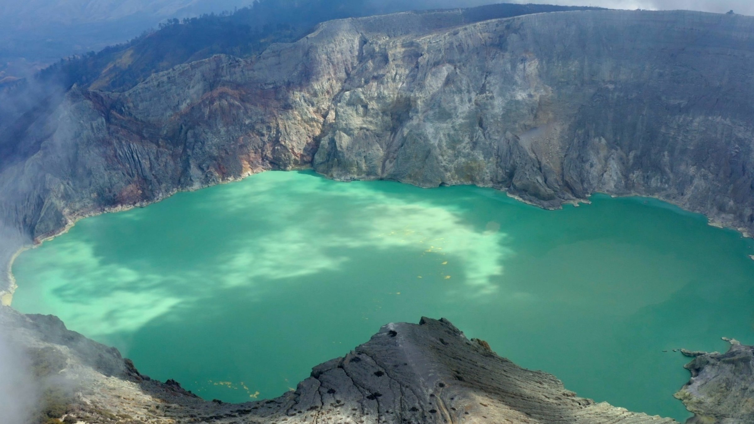 "Im Land der Feuerberge: Indonesien": Luftaufnahme eines Kratersees mit grünem Wasser.