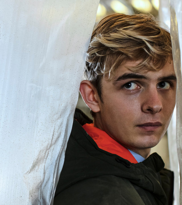 "Alex Rider - Spiegel": Alex (Otto Farrant) versteckt sich hinter einem Plastikvorhang und beobachtet etwas.