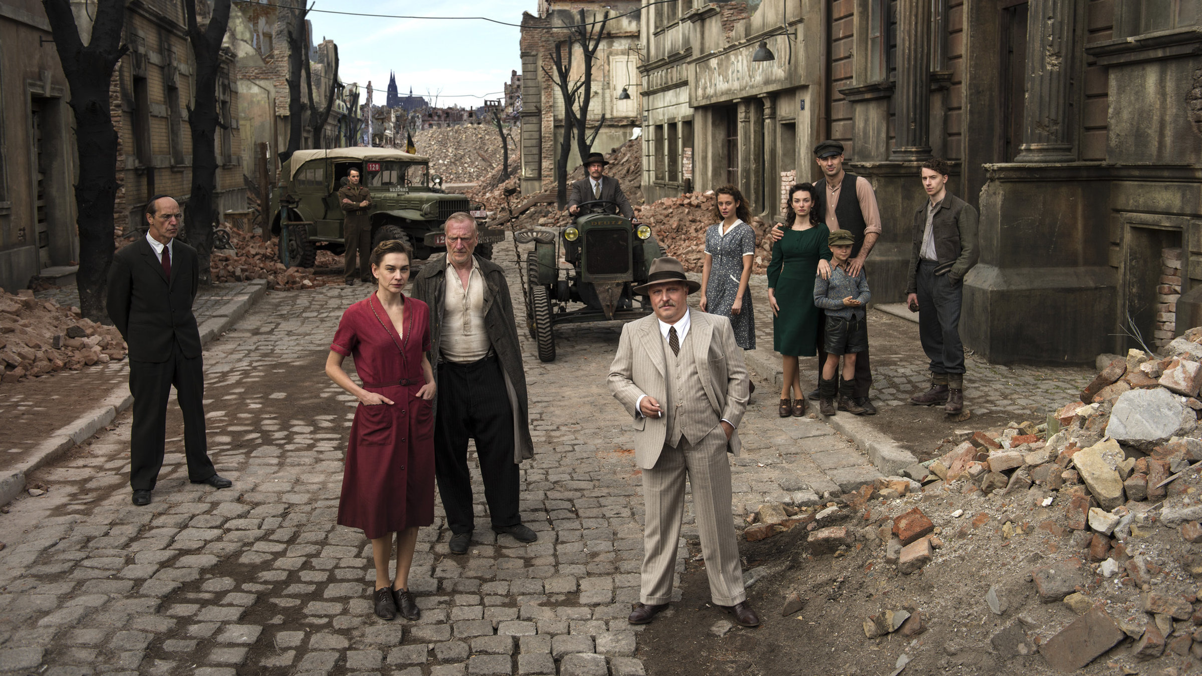 "Die Himmelsleiter (1/2)": Von links nach rechts: Josef Rogowski (Thomas Bestvater), Anna (Christiane Paul), ihr Mann Adam (Ernst Stötzner), der Bauer Josef Halfen (Henning Baum, hinten),  Armin Zettler (Axel Prahl), und ihre beiden Töchter Eva (Muriel Wimmer) und Sophie (Sarah Horvath), Sophies Mann Francesco Grasso (Adam Vacula), Sophies Sohn Paul (Luis Vorbach) und Annas Sohn Michel (Jonathan Berlin)