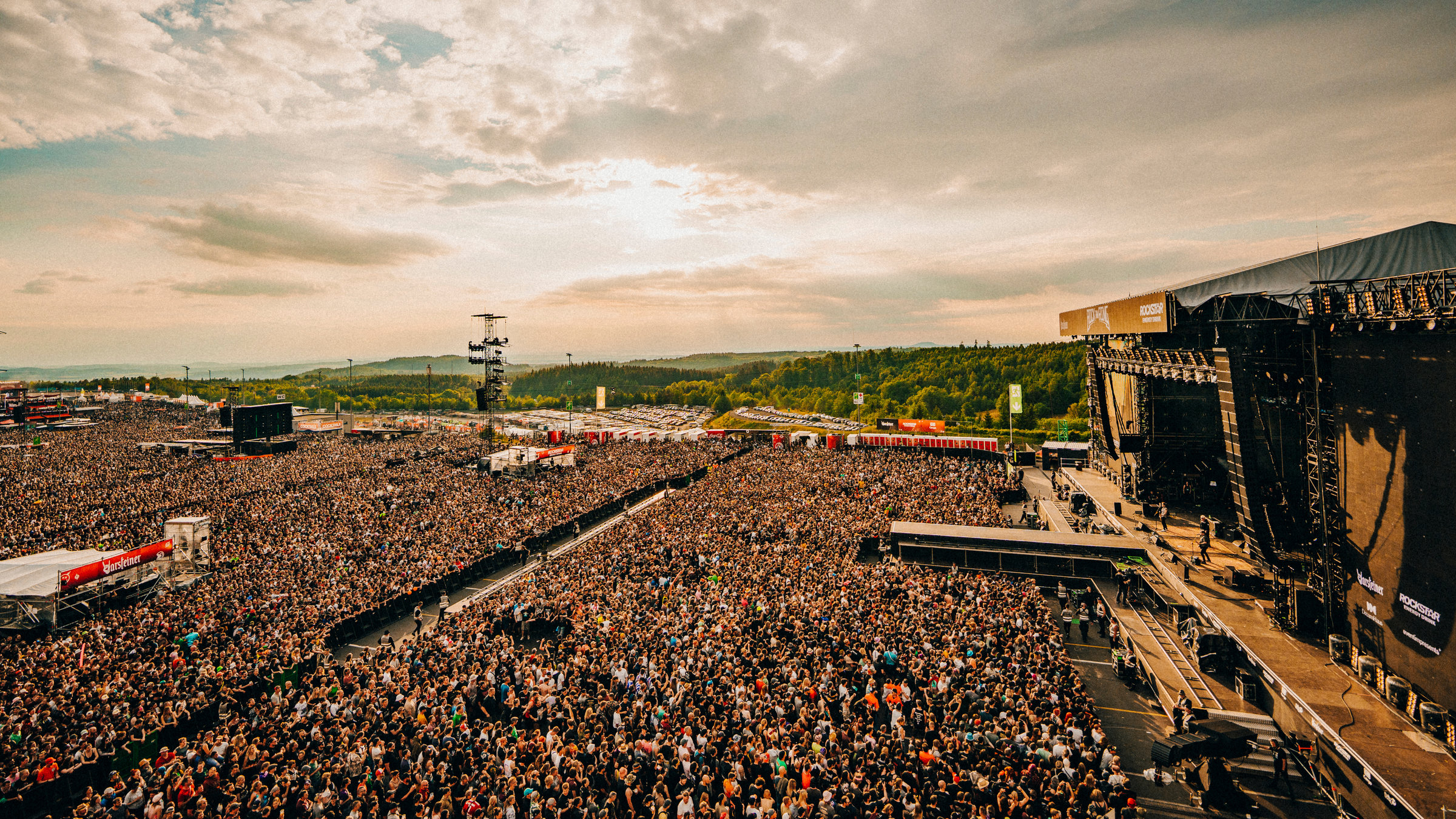 "ZDF.reportage: Festival XXL - Rock am Ring": Drohnenaufnahme vom Infield mit knapp 100.000 Besuchern von Rock am Ring.