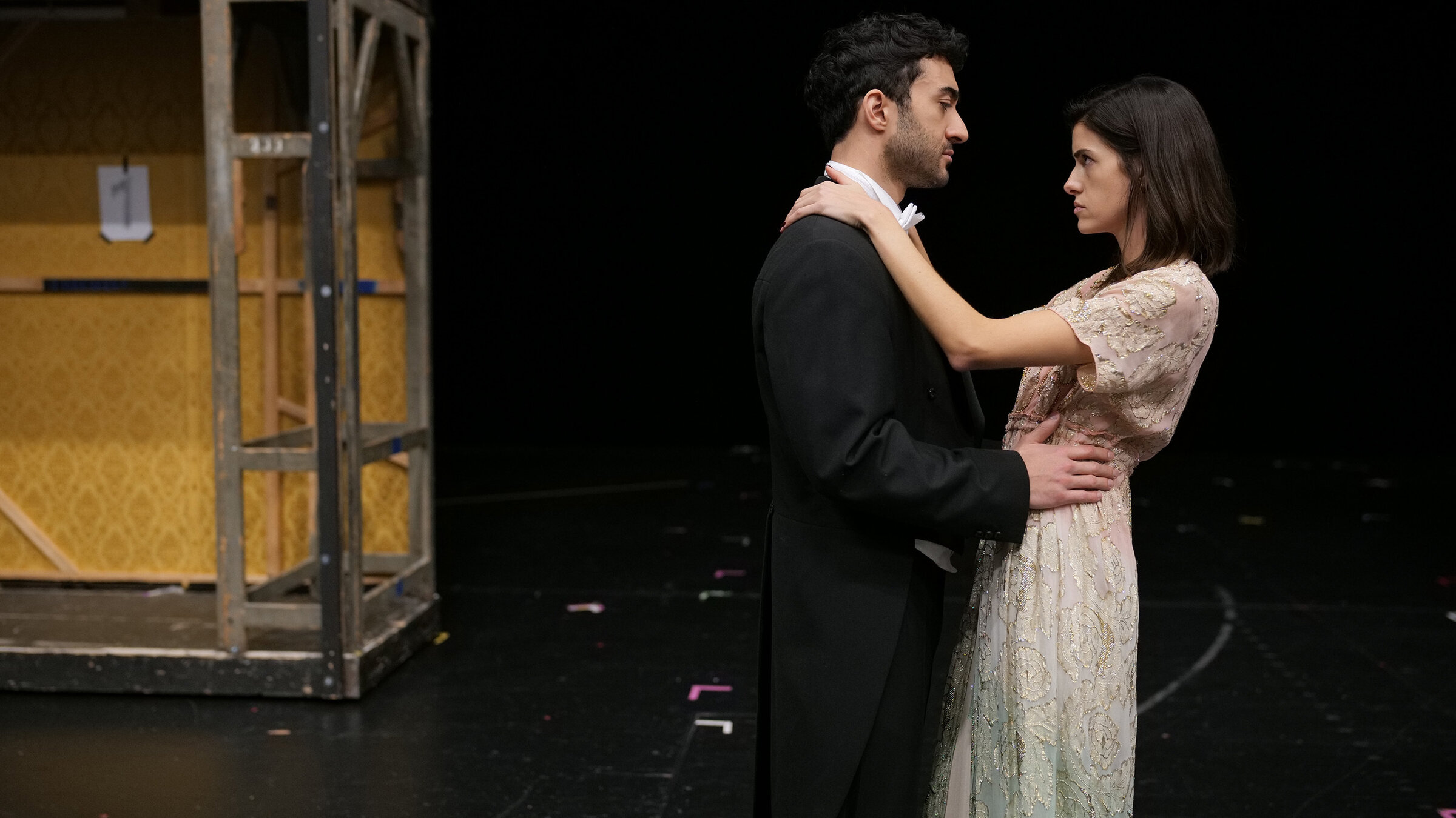 For the Drama (1 bis 3): Während alle auf die große Premiere hinarbeiten, versuchen Rosa (Marie Nasemann) und Gabriel (Eidin Jalali) irgendwo zwischen Maskenraum und Orchestergraben ihre Beziehung zu retten.