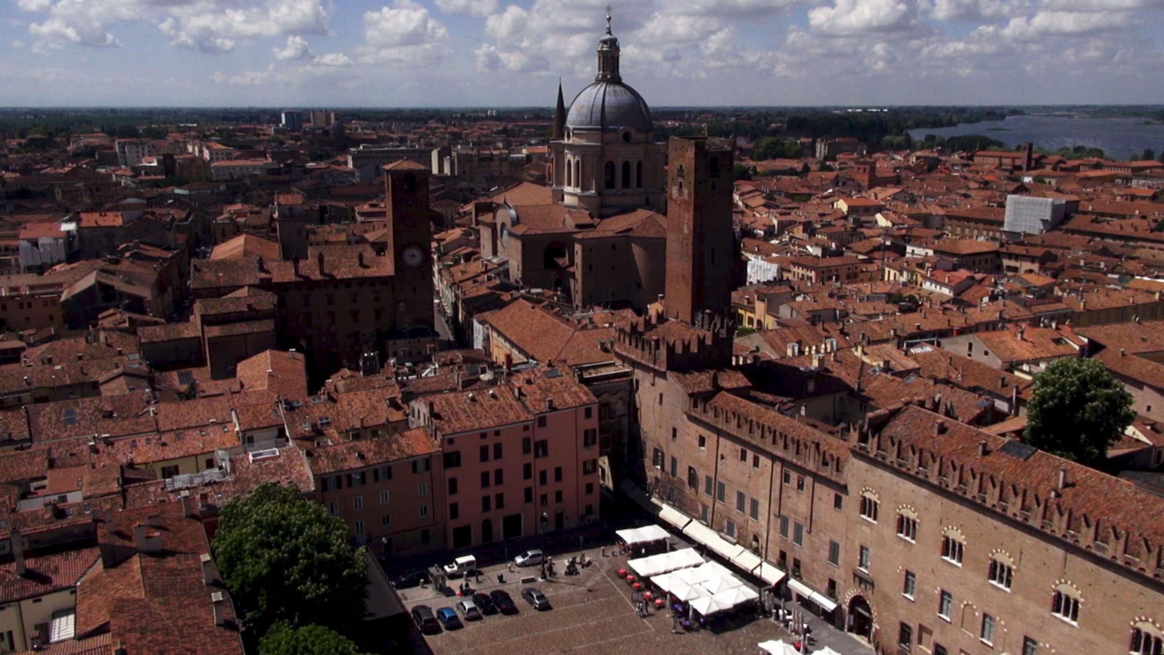 "Schätze der Welt, Erbe der Menschheit , Mantua, Italien" - Innenstadt Mantua mit Piazza Sordello und Basilika Sant Andrea, Luftaufnahme.