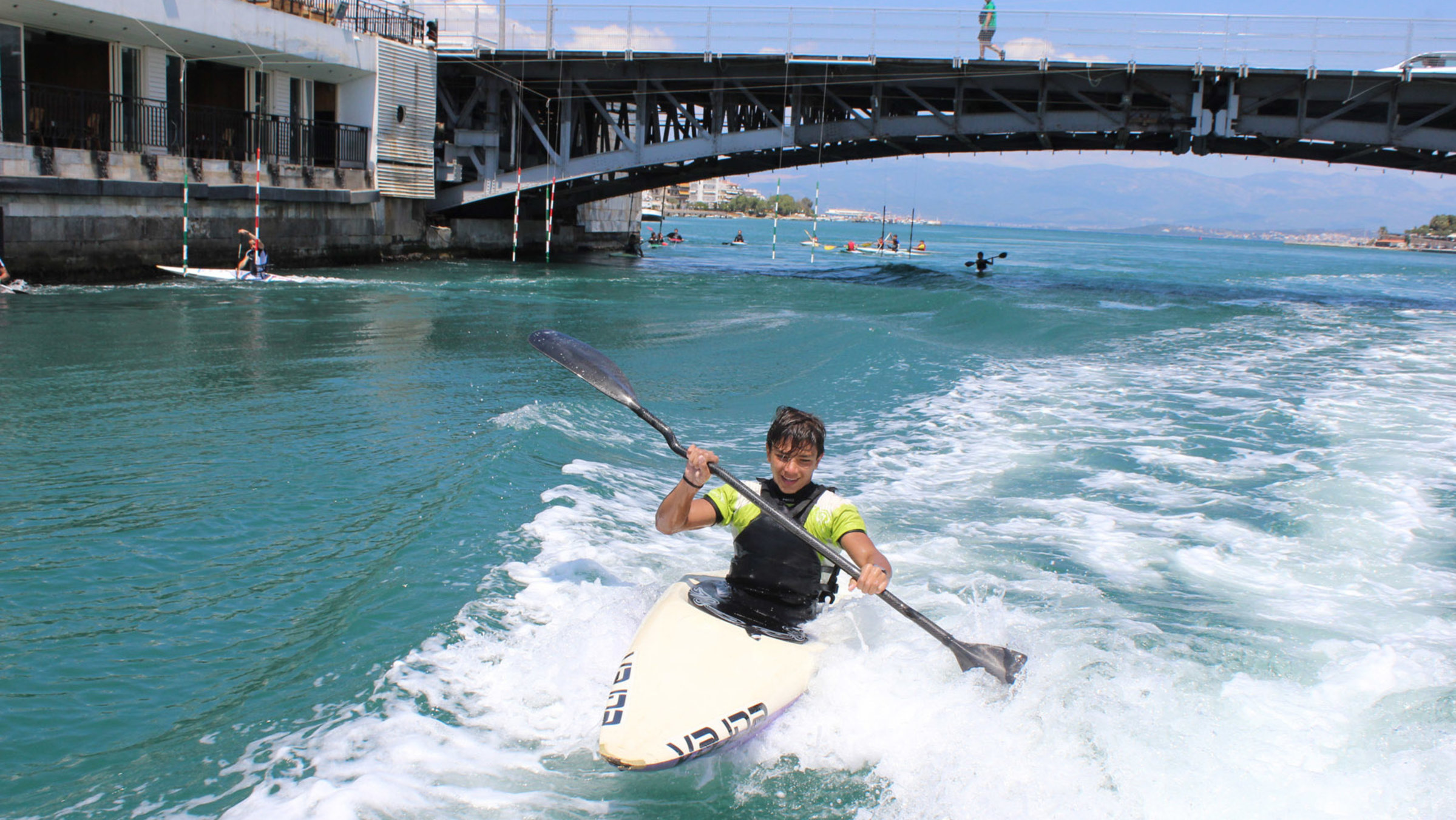 "Griechenland: Von den Gipfeln bis ans Meer – Thessalien": Die Meeresenge von Euripos liefert beste Trainingsmöglichkeiten für die Kanuten der griechischen Nationalmannschaft. Hier bei Chalkis herrscht eine ideale Gezeitenströmung für den Nachwuchs im Kanu- und Kajaksport.