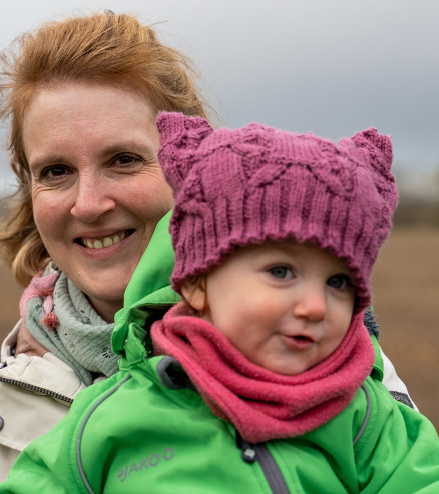 "37°Leben: Solo-Mütter": Britt Biernoth hält Tochter Lizzie beim Spaziergang auf dem Arm.