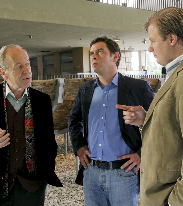 "Die Rosenheim-Cops - Alle haben Dreck am Stecken": Die Kommissare Christian Lind (Tom Mikulla) und Tobias Hartl (Michael Grimm) stehen mit Joachim Jaspers (Rüdiger Vogler) im Museum.