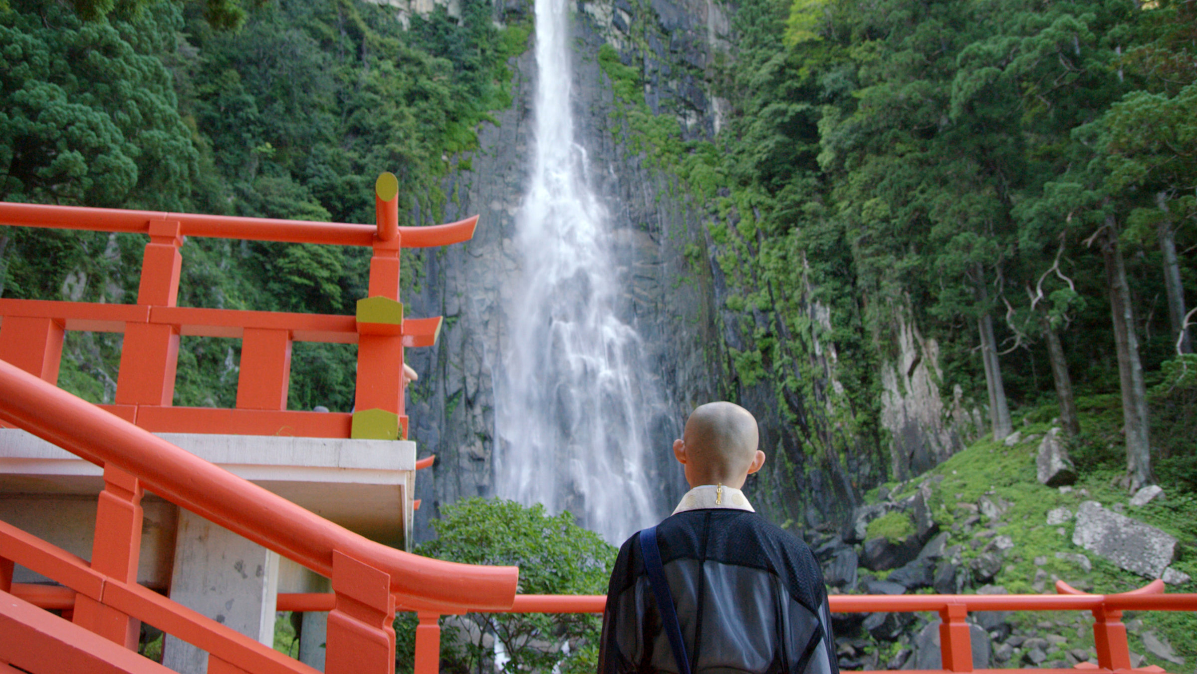 "Der Weg der Weisheit - Auf Pilgerpfaden durch Japan" - Maruko am shintoistischem Heiligtum des Nachi Schreins - dem über 120 Meter hohen Wasserfall.