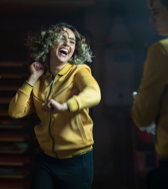 "Alex Rider - Undercover": James (Earl Cave), Laura (Katrin Vankova), Alex Rider (Otto Farrant) tanzen ausgelassen, während Kyra (Marli Siu) daneben steht.