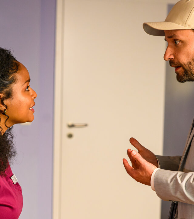 "Bettys Diagnose - Es ist kompliziert": Im Büro: Zoe (Catherine Chikosi) und Markus (Jonas Minthe) stehen sich gegenüber und schauen sich an.