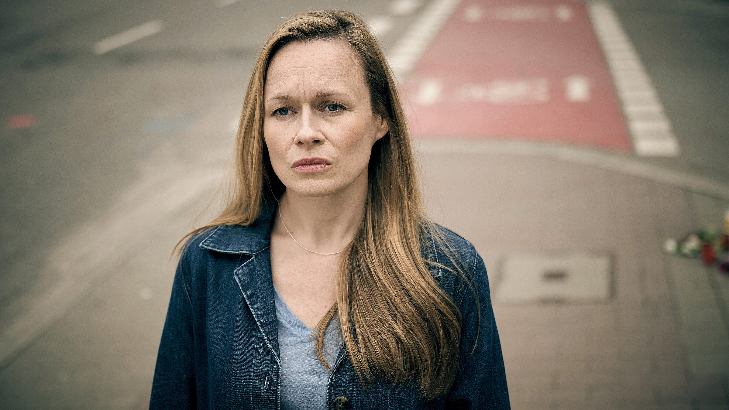 "Und ihr schaut zu": Nach dem Unfall sucht Jenni Schubert (Anja Schneider) die Kreuzung auf, an der ihre Tochter zu Tode kam.