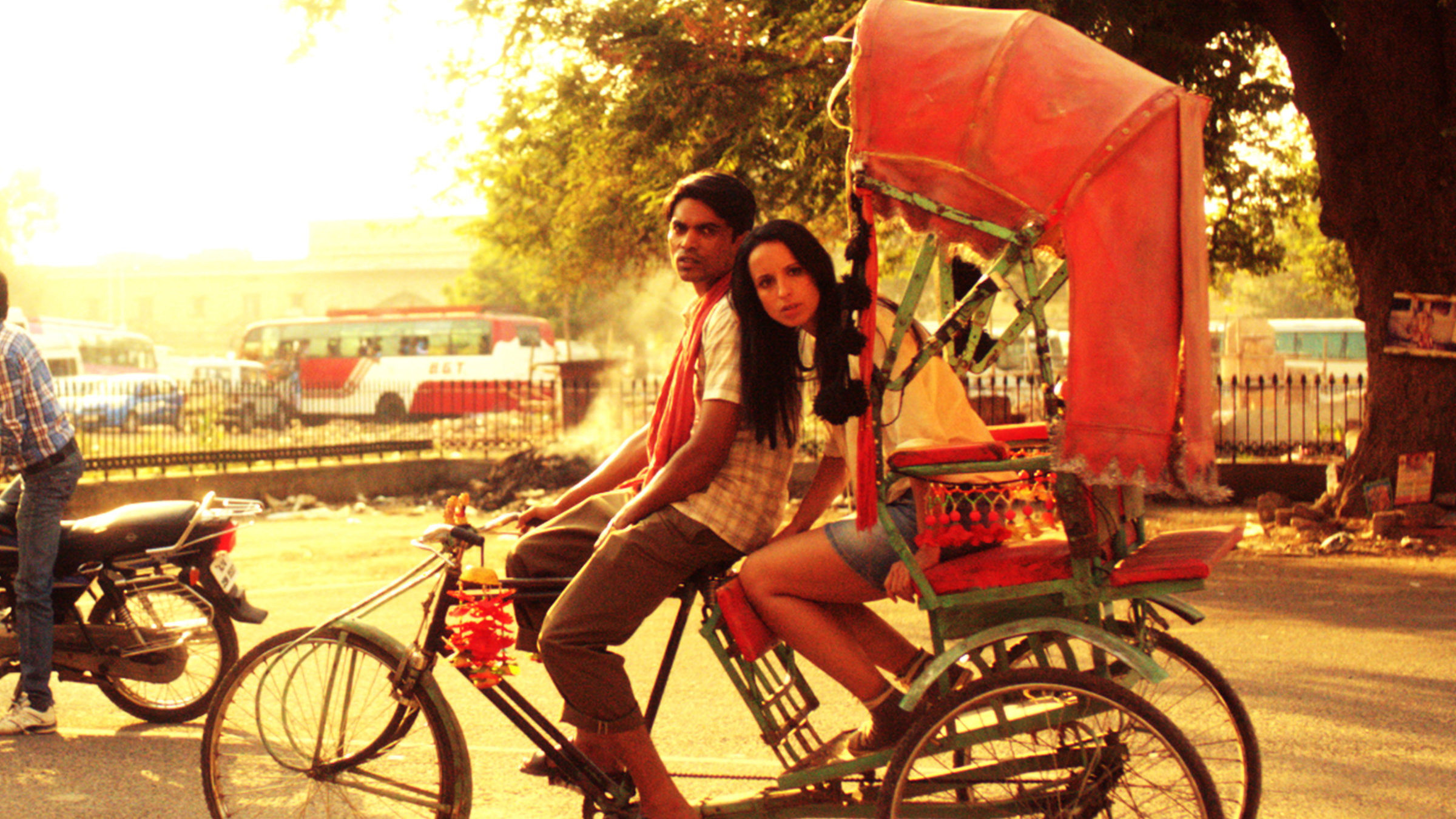 "Das Mädchen mit dem indischen Smaragd": Karan (Faraz Khan) fährt Annie Krüger (Stephanie Stumph) durch Jaipur.