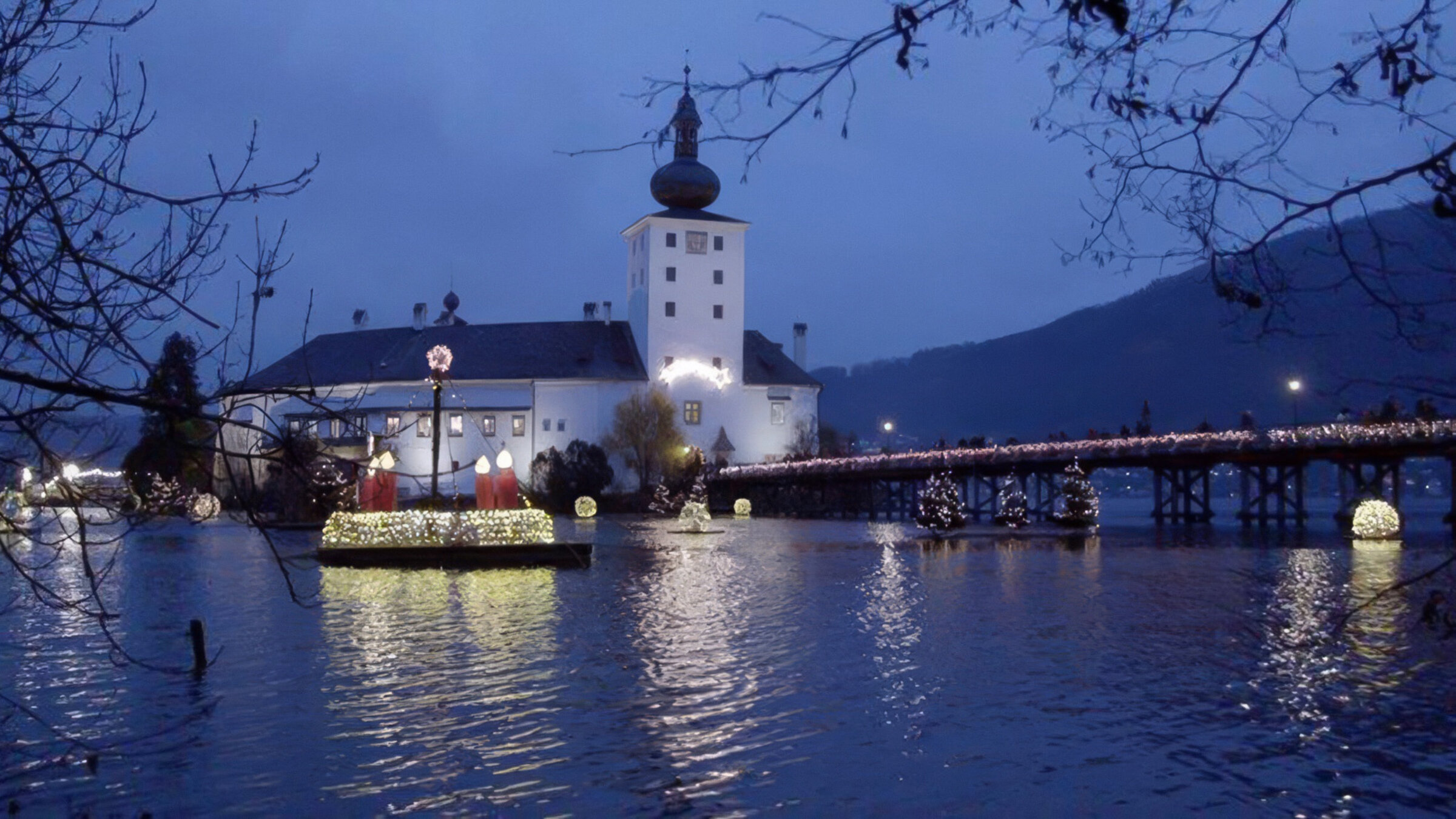 "Vorboten des Christkinds - Adventmärkte in Oberösterreich": Die Seebeleuchtung mit den zahlreichen schwimmenden Laternen und dem Adventkranz ist ein Markenzeichen des „Schlösseradvent“ in Gmunden.