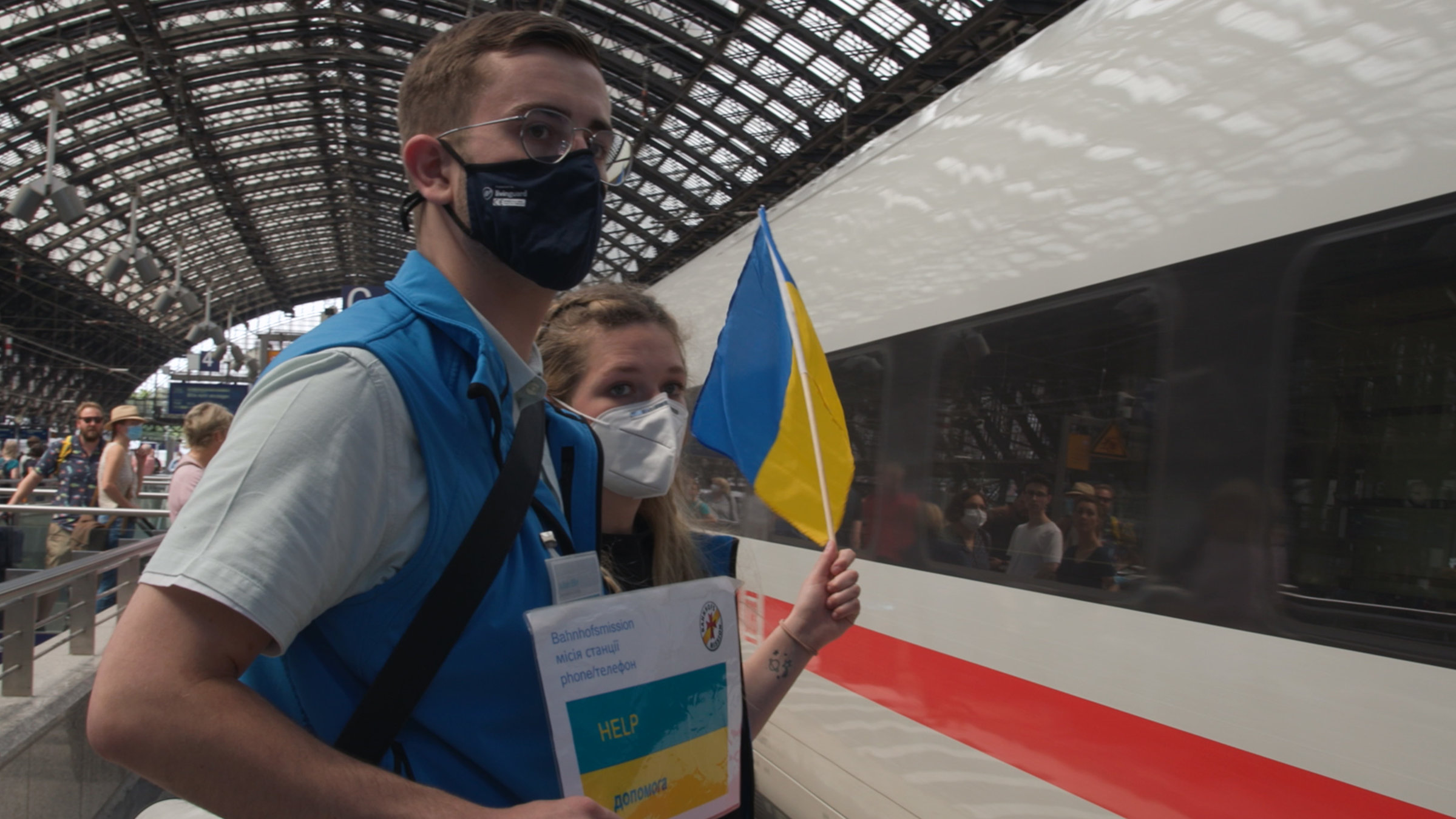 "37°Leben: Nächste Hilfe auf Gleis 1": Julian Eßer und Franzi Bassenge vor ICE.