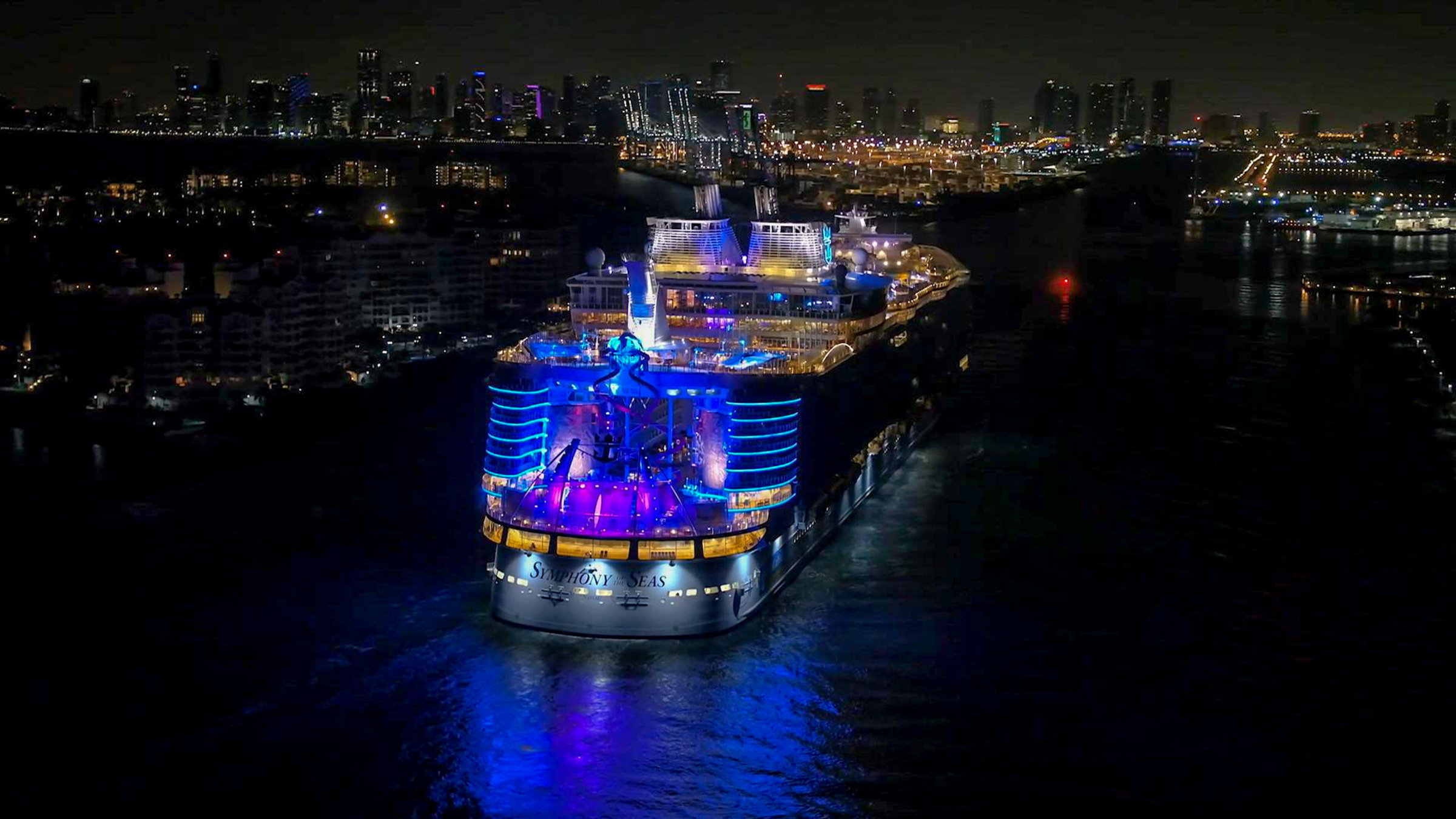 "Genuss-Kreuzfahrt in der Karibik": Einlaufen der Symphony of the Seas in den Hafen von Miami nachts.