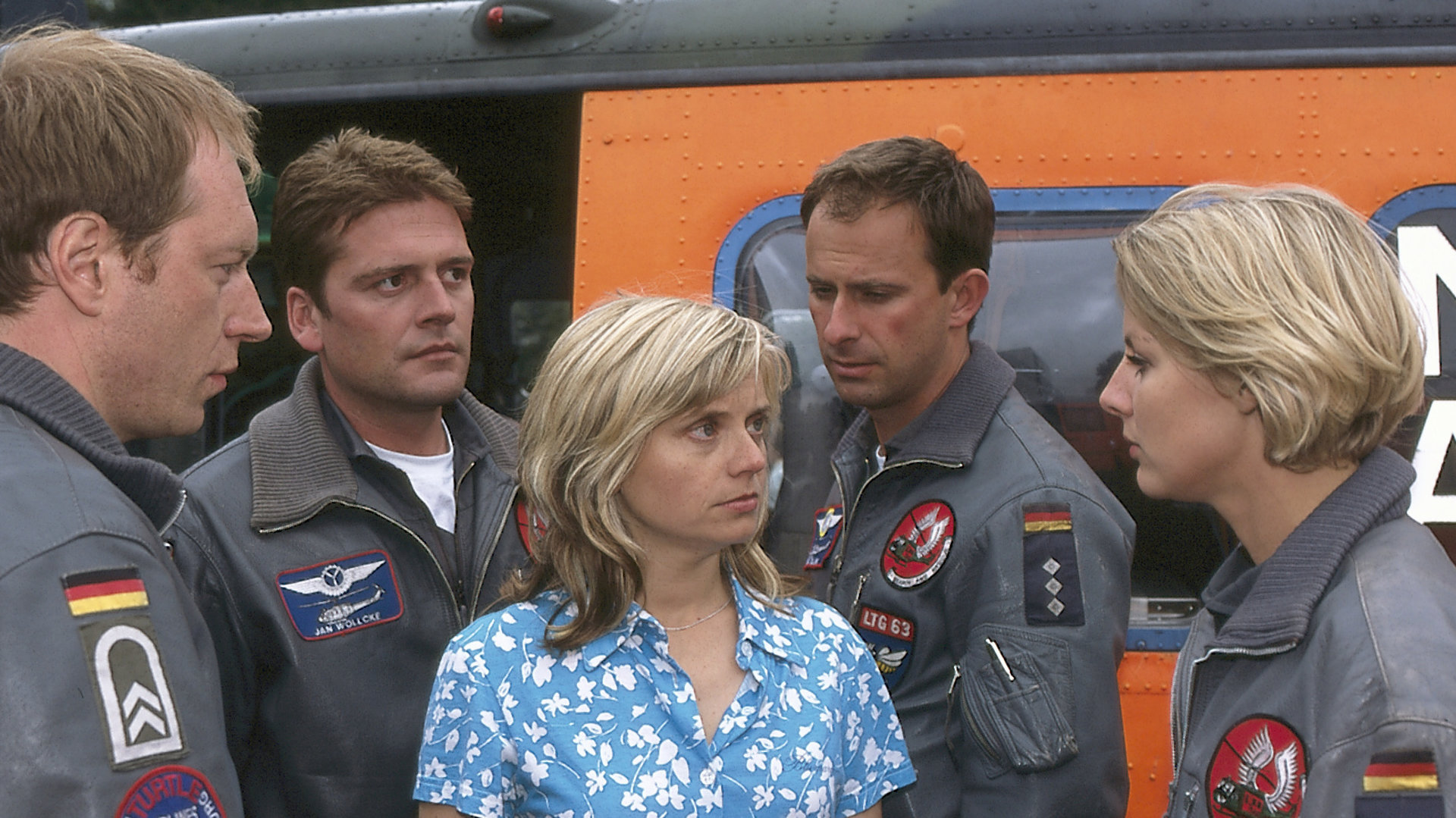 "Die Rettungsflieger - Falscher Verdacht": Dr. Petersen (Marlene Marlow) und das Team der Rettungsflieger stehen um Gesine Förster (Nina Weniger) und überbringen ihr eine Nachricht.