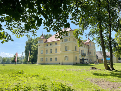 Herrschaftliche Anwesen zwischen Alpen und Meer